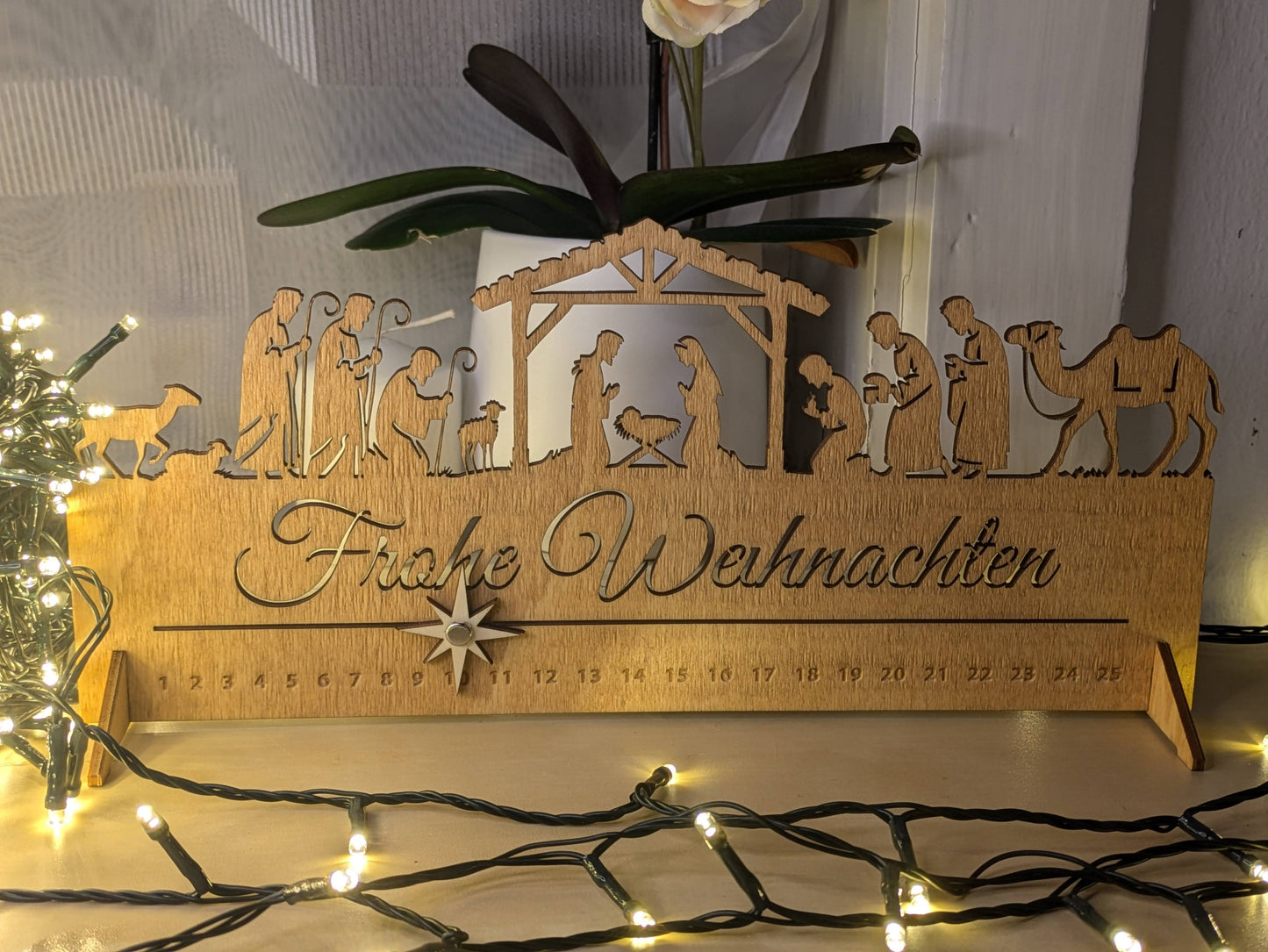 Adventskalender aus Holz „Frohe Weihnachten“ – Heilige Szene mit Maria, Josef und dem Kind, beweglicher Stern – 25 Tage, 33 x 15 cm